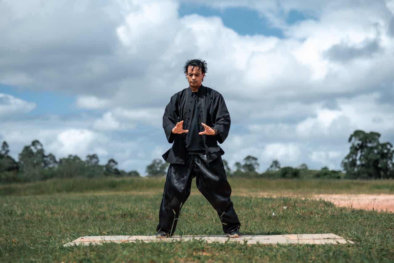 Olahraga ringan seperti yoga, tai chi, dan jalan kaki yang mendukung kesehatan holistik tubuh dan pikiran